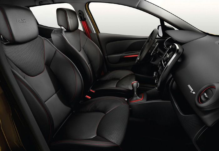 Ποιοτικά αναβαθμισμένο και με αρκετά τεχνολογικά καλούδια είναι και το εσωτερικό, με highlight το σύστημα R-Link, που μεταφέρει τον αγωνιστικό ήχο στη